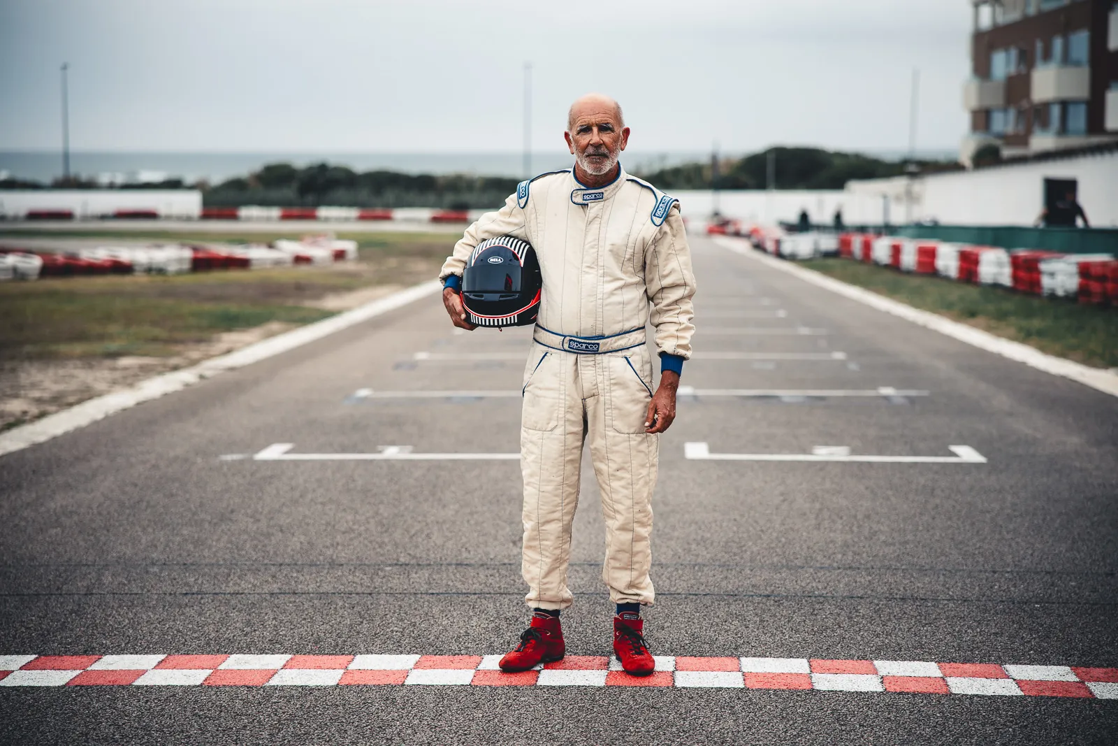 Domingos alone on the start line, helmet in hand